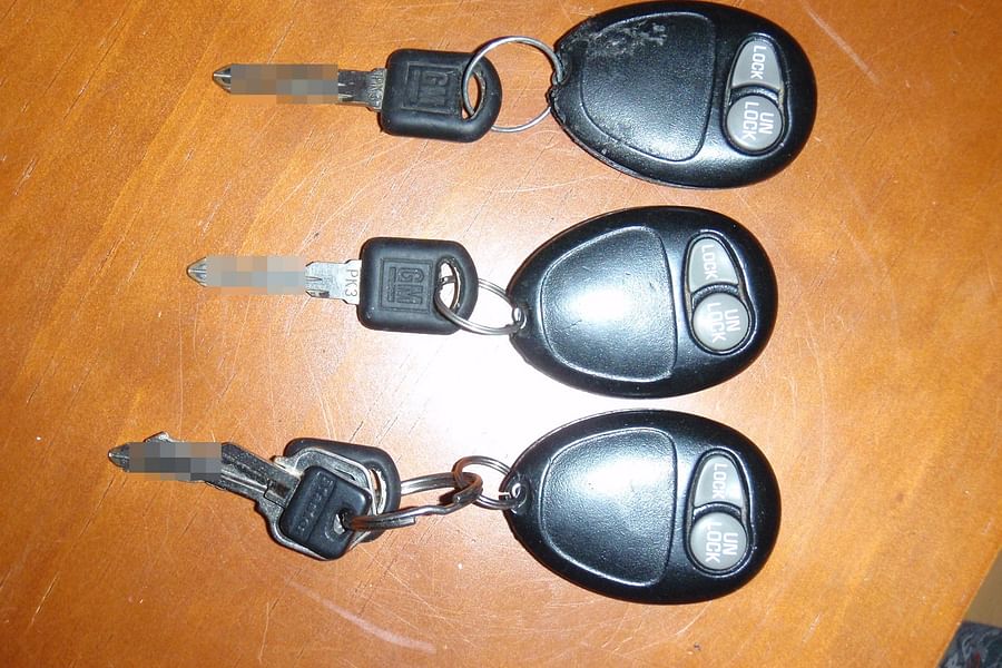 Chevrolet key fob pry open
