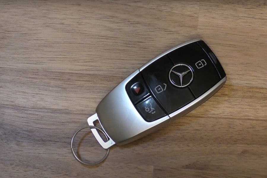 CR2025 battery placement in key fob